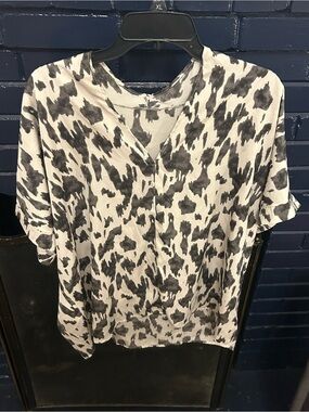 JODIFL Women's Short-Sleeve V-Neck Animal Print Blouse - White/Gray